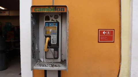 Casetas telefónicas, vestigios de otra época en el centro de Tlaxcala.
