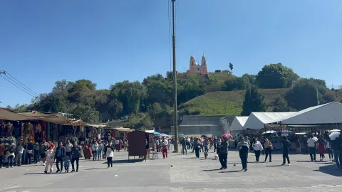 Miles de turistas disfrutan del último domingo del 2025 en San Pedro Cholula.