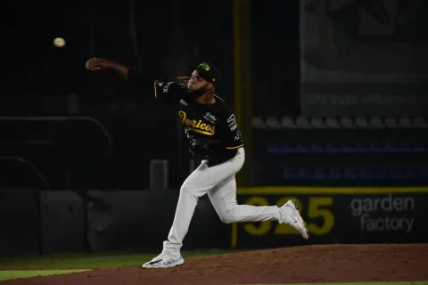 El pitcher dominicano Antonio Santos regresará a los Pericos de Puebla para la temporada 2026 de la Liga Mexicana de Beisbol (LMB).