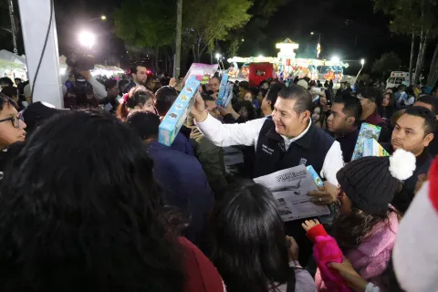 Alejandro Armenta convivió con miles de familias y entregó cinco mil juguetes a pequeñas y pequeños.