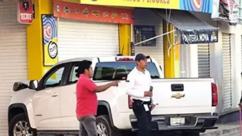 Mujer chocó contra tienda en Acatlán tras haber atropellado a una persona