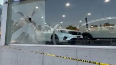 Criminales intentan robar vehículo de concesionaria Honda en Vía Atlixcáyotl