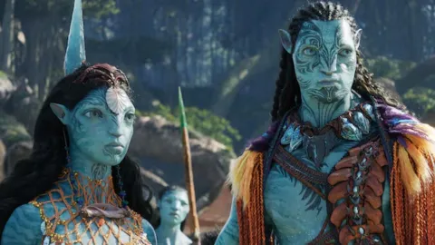 Acusan a James Cameron de plagiar artista en “Avatar: The Way of Water”