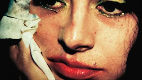 Nuevo tráiler revela al elenco detrás de la película de Charli XCX, “The Moment” 