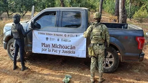 Se detuvo a cinco personas, se aseguró un arma de fuego, 98 cartuchos, cuatro cargadores, dos artefactos explosivos improvisados y cuatro vehículos.