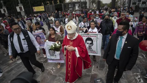 Familias de los 43 de Ayotzinapa marcharon hacia la Basílica de Guadalupe 