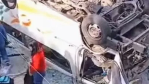 Accidente vial provoco que una combi de Edomex cayera en una barranca 