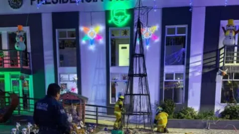 En Cuautlancingo, niños usaron pirotecnia para incendiar árbol de Navidad 