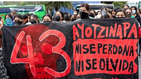 Estudiantes se movilizaron en Acapulco para recordar a los 43 de Ayotzinapa 
