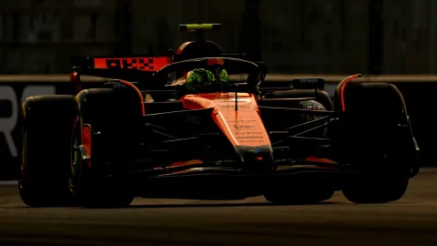 Norris lidera a Verstappen durante la segunda práctica en Abu Dhabi, mientras que Piastri comienza el fin de semana en el 11º lugar.