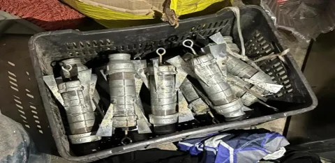 Ejército Mexicano aseguró en Escuinapa, Sinaloa, un arsenal conformado por 15 fusiles y 70 artefactos explosivos improvisados.