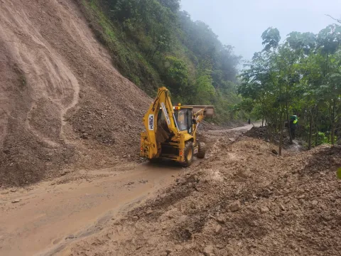 Derrumbe deja bloqueada la vialidad Tepango de Rodríguez-Zapotitlán de Méndez.