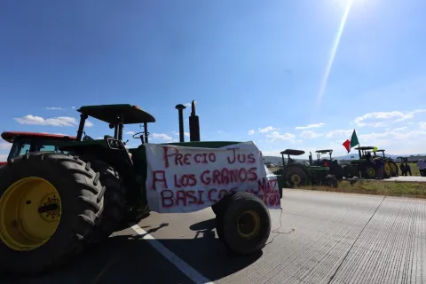Agricultores de siete estados del país retomaron los bloqueos carreteros para manifestar su inconformidad con la Ley de Aguas Nacionales.
