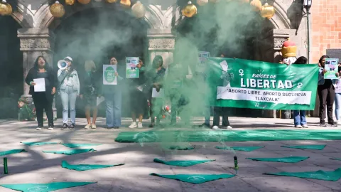 Activistas de Tlaxcala celebran la despenalización del aborto avalada por la SCJN.
