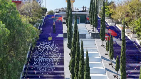 Escalinatas de Tlaxcala ahora con adornos alusivos a la Navidad.