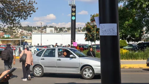 Semáforos fuera de servicio generan caos vial en Tlaxcala.