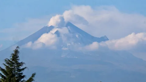 Entre nubes y nieve, así lucen el Popocatépetl e Iztaccíhuatl.
