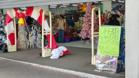 Rematan artículos navideños tras cierre de tienda china en Tlaxcala.