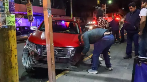 Choque vehicular en San Juan Totolac deja solo daños materiales.