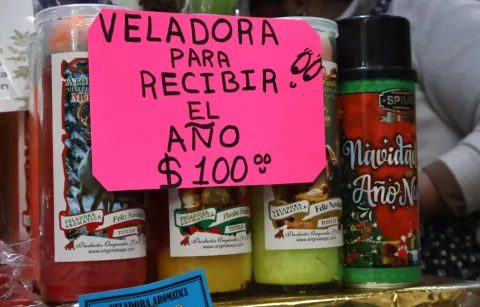 Veladoras y amuletos, la clave para la buena suerte en Tlaxcala.