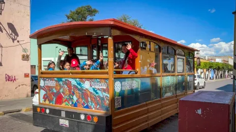 Infancia que disfruta del Tranvía Turístico recorren el Centro de Tlaxcala.