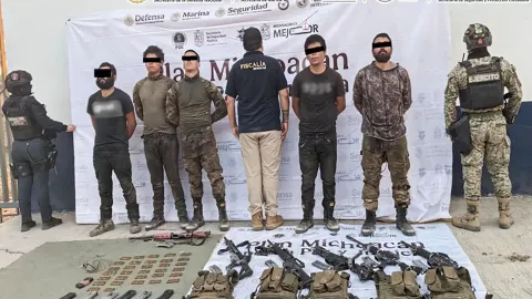 Autoridades federales y estatales detienen en Michoacán a nueve personas y aseguran armamento.