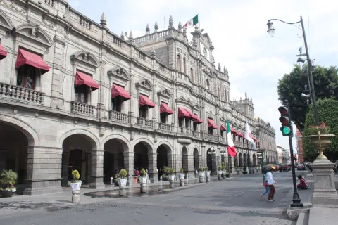 El Ayuntamiento de Puebla va a definir el contrato para la compra diversos servicios como como box lunch o servicios digitales.