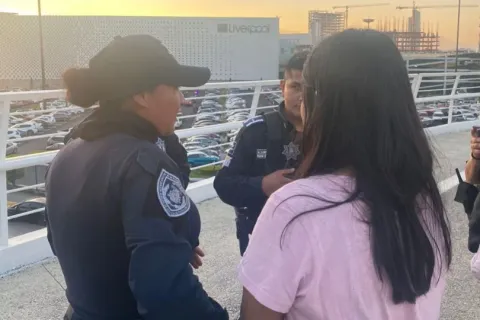 Policía Auxiliar y Policía Estatal Turística, evitaron que una mujer se arrojara desde el puente del Parque Lineal.