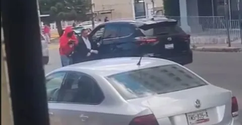 Así los robos en la ciudad de Puebla, a plena luz del día.