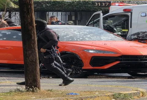 Se registró una balacera entre civiles armados en calles de Guadalajara, Jalisco, dejando un saldo de tres personas muertas y cuatro heridas.