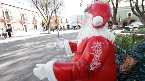 Vandalizan figura navideña frente a Palacio de Gobierno en Tlaxcala.