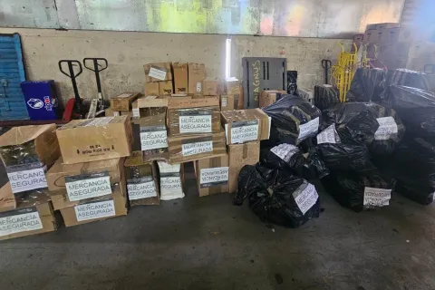 Personal de la SSC y el IMPI realizaron un operativo donde aseguraron más de 12 mil cajetillas de cigarros ilegales con un valor de más de un millón de pesos, en la CEDA.