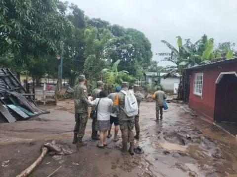 Con Plan DN-III-E se brinda atención a las comunidades afectadas por las lluvias en el Sur de Veracruz.