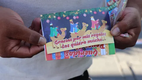 Venta de sobres para cartas a los Reyes Magos días previos a su llegada.