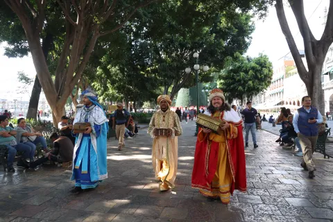 Niños disfrutan de los Reyes Magos en el centro de Puebla.
