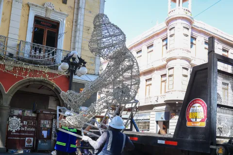 Retiran adornos navideños  del Centro Histórico de Puebla.