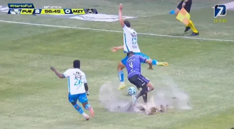 De esta manera salió disparado el césped del estadio Cuauhtémoc.