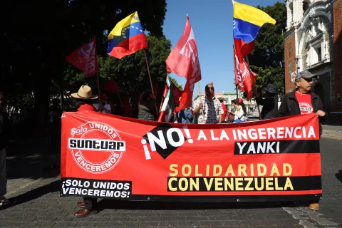 Poblanos realizan manifestación a favor del pueblo de Venezuela.