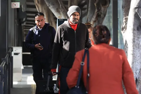 Por el frente frío número 27 poblanos salen abrigados.