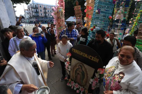 Integrantes de la Unión de Pajareros, realizan su peregrinación anual pasando por el Centro Histórico.