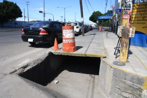 Zanja peligrosa en Colombres en Puebla.