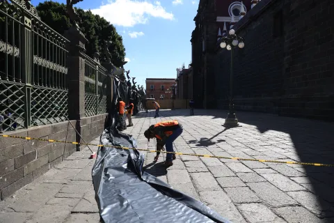 Inician los trabajos de mantenimiento a la Catedral de Puebla.