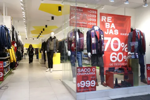 Cuesta de enero en negocios de Puebla capital, realizan promociones.