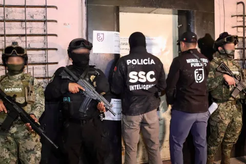 Aseguran 150 toneladas de autopartes robadas en la alcaldía Cuauhtémoc, CDMX.