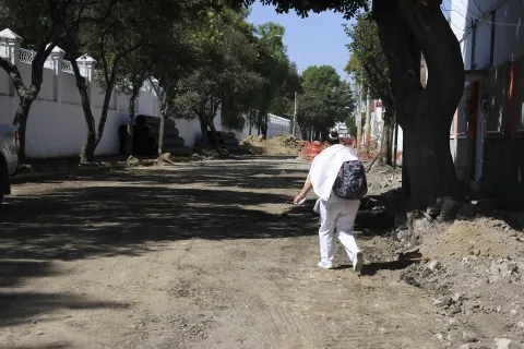 Obras en la 35 Poniente bloquean calle de acceso al Panteón Municipal de Puebla.