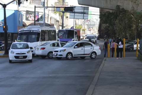 Ligero percance vial en Calzada Zaragoza intersección con Diagonal Defensores de la Republica en la ciudad de Puebla.