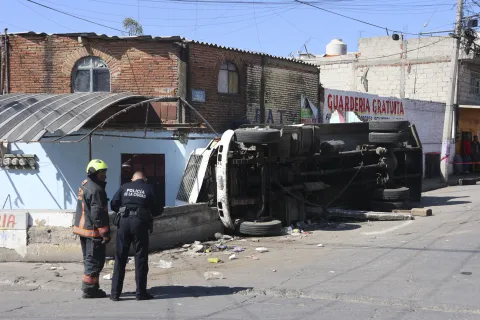 Pipa volcó e impactó en fachada en la junta auxiliar de San Pablo Xochimehuacan, Puebla.