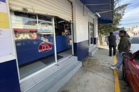 Clásico “cortinazo” a una Farmacia Similares, que se ubica en la colonia Nueva San Salvador, esto en la calle Cabo Bajo.