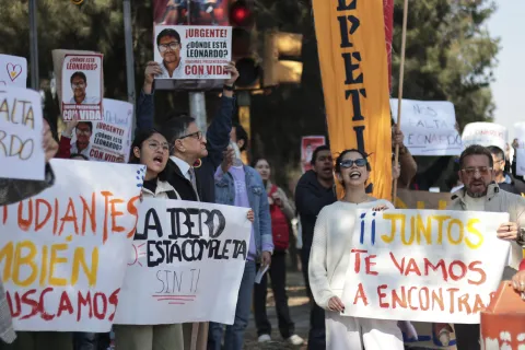 "¡Seguridad dinos la verdad!": Se manifiesta la Ibero por profesor desaparecido.