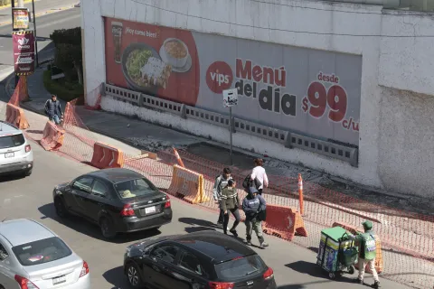 Acordonamientos en aceras de la 31 oriente por obras.